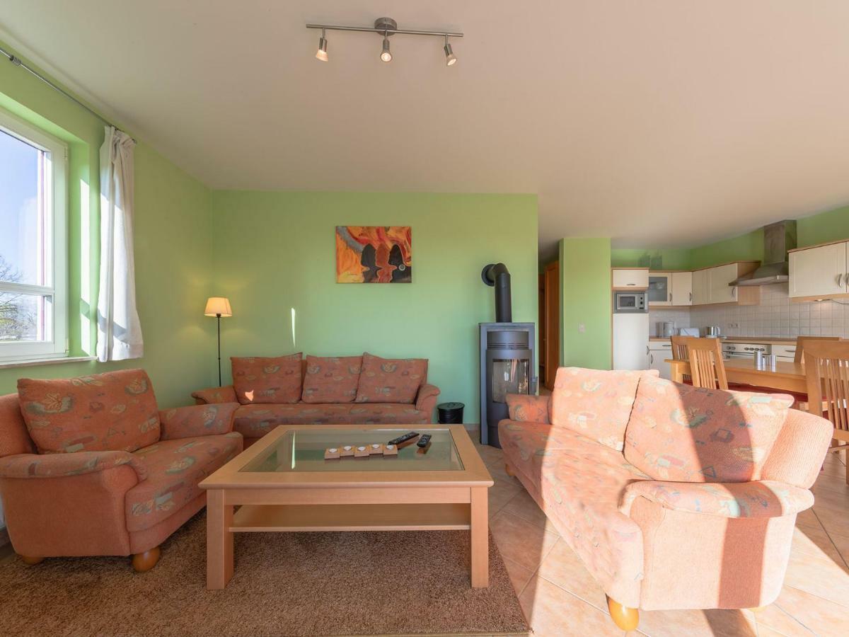 Ferienwohnungen "Am Storchennest" Göhren-Lebbin Camera foto